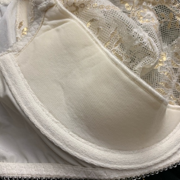 Victoria’s Secret White Lace Unlined Demi Bra - Picture 2 of 4